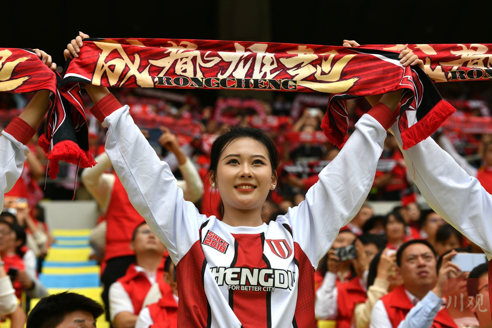 C7游戏平台-激动人心的足球比赛赢得球迷掌声